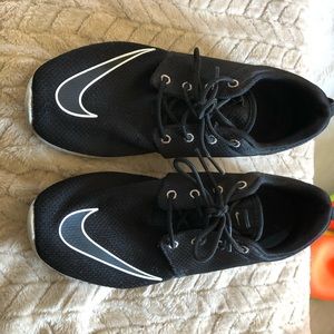 Size 8 Black Nike Roshe